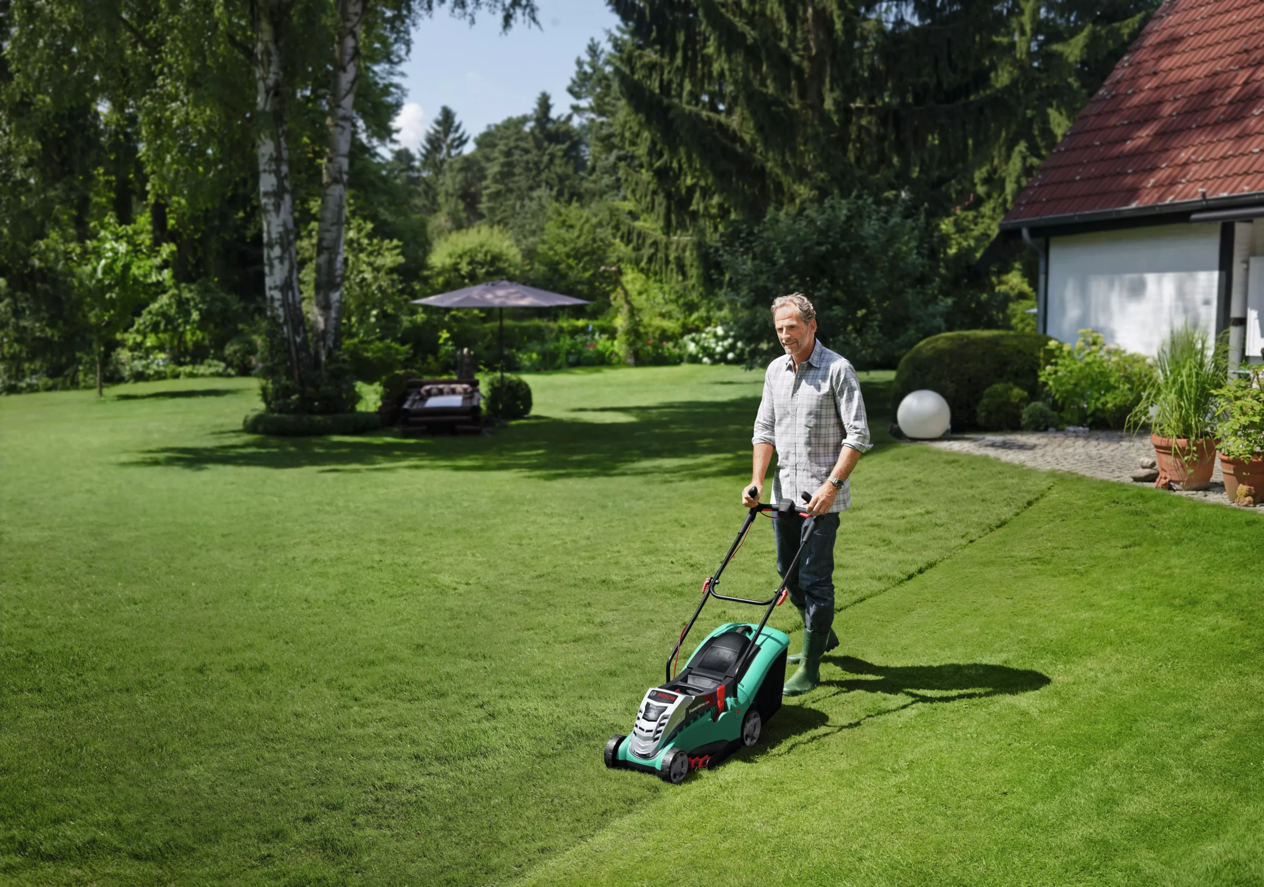 Bosch Rotak 320ER Corded Rotary Lawnmower 11 Bosch Rotak 320ER Corded Rotary Lawnmower - Image 9