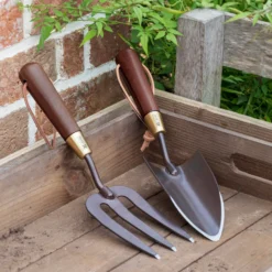 Burgon & Ball National Trust Brown Trowel -Garden - Landscaping Store burgon ball national trust brown trowel5019360201557 02i bq