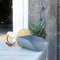 Burgon & Ball Steel Soil Scoop -Garden - Landscaping Store burgon ball steel soil scoop5019360014867 01i bq