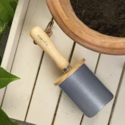 Burgon & Ball Steel Soil Scoop -Garden - Landscaping Store burgon ball steel soil scoop5019360014867 02i bq