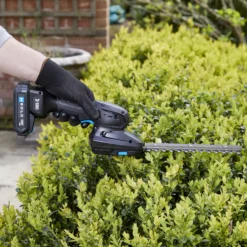 Mac Allister 18V 200mm MSC18-Li Cordless Pruner & Hedge Trimmer 14 Mac Allister 18V 200mm MSC18-Li Cordless Pruner & Hedge Trimmer -Garden - Landscaping Store mac allister 18v 200mm msc18 li cordless pruner hedge trimmer5063022106056 01i