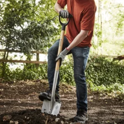 Magnusson Wooden Pointed Digging Spade -Garden - Landscaping Store magnusson wooden pointed digging spade5059340086675 01i