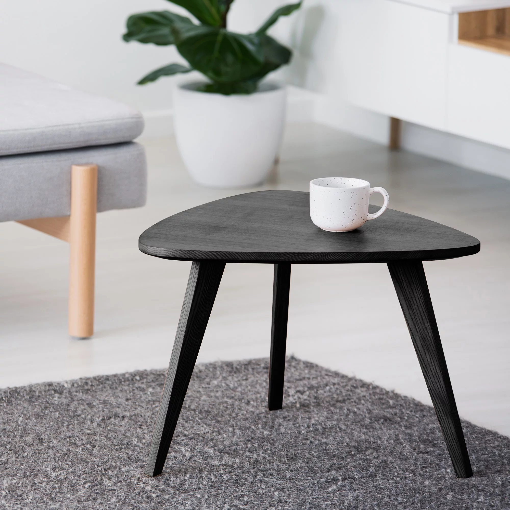 Ronseal Interior Ebony Satin Varnish, 250ml 6 Ronseal Interior Ebony Satin Varnish, 250ml - Image 4