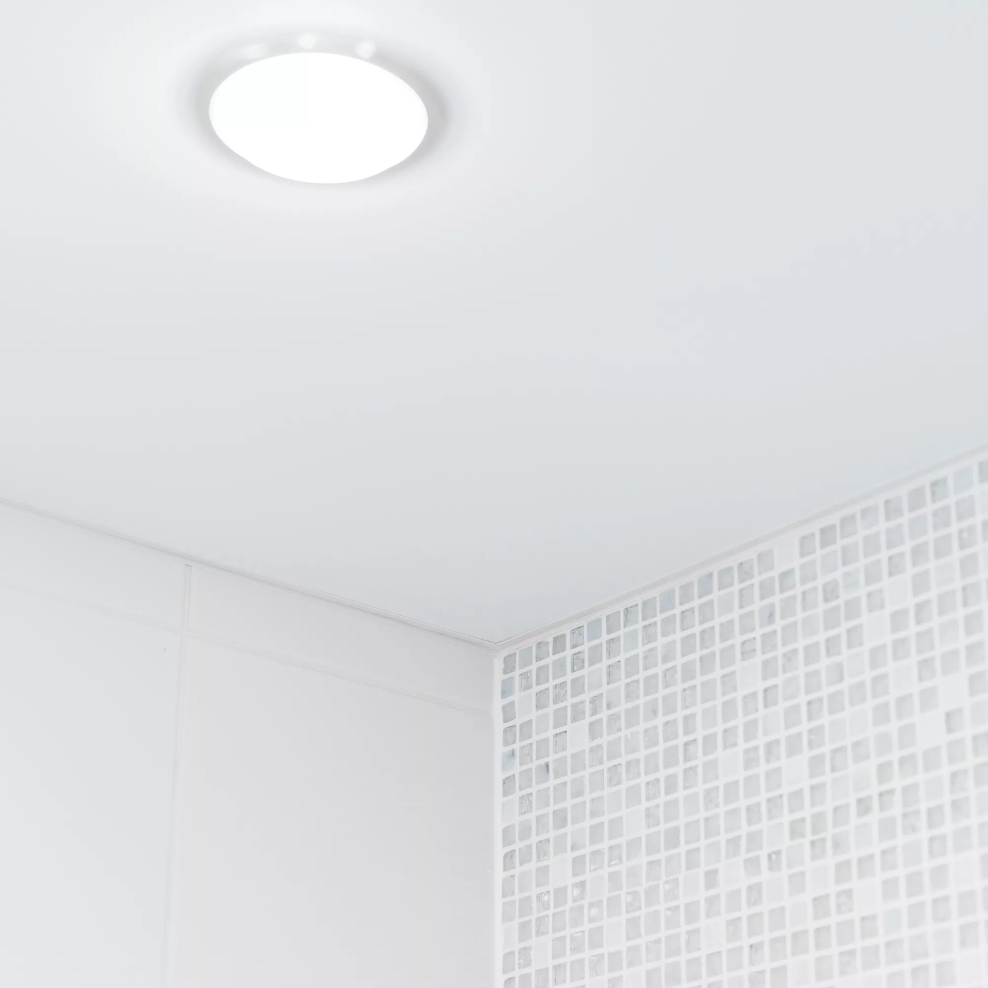 Ronseal One Coat Damp Seal White Matt Wall & Ceiling Undercoat, 750ml 6 Ronseal One Coat Damp Seal White Matt Wall & Ceiling Undercoat, 750ml - Image 4